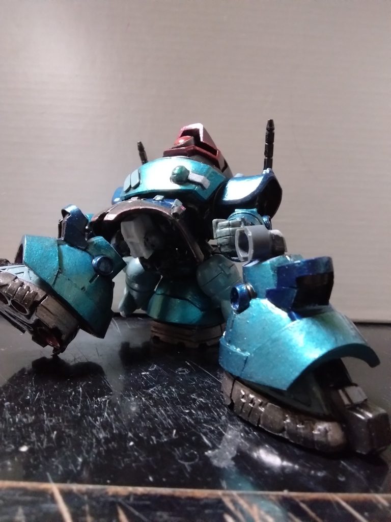 股関節は、元々はSDフレームの構造を流用していましたが、吊り下げ式だとうまく自立しなかったので、1/144のようなボールジョイント軸方式に変更。これにより、自然な立ち姿になりました。