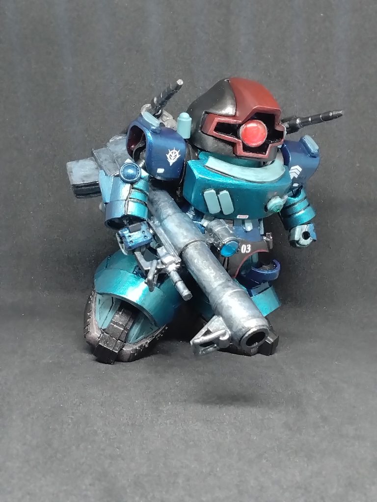 宇宙用なので、浮遊感を意識して撮影してみました。機体色は、アナベルガトーのリックドムや、GQ時空ならあったかもしれないランバラル専用機のような色合いにはならないように意識しました。