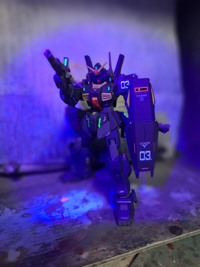 カメラ類は蛍光塗料で塗装。デカールはブラックライトに反応します。