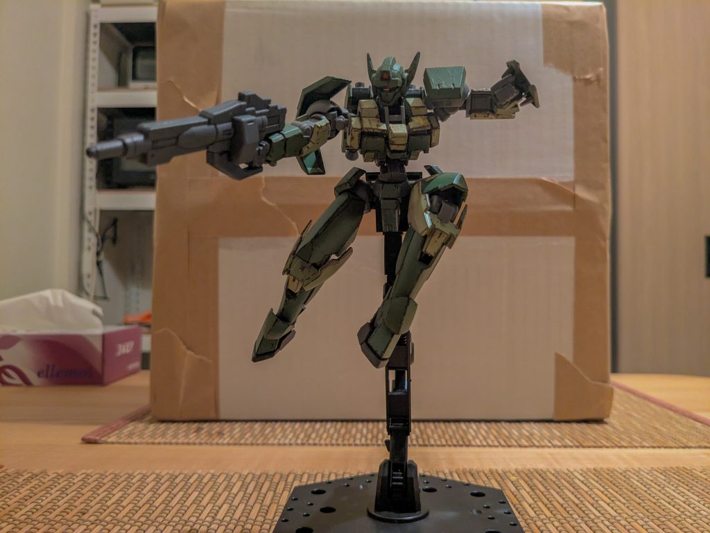 デカールでジオン公国軍風にしてみました。宇宙世紀のモビルスーツを全く使ってないので、何だか後ろめたい。。。シタデルカラーによる筆塗りと、リアルタッチマーカーで錆び気味風にしています。