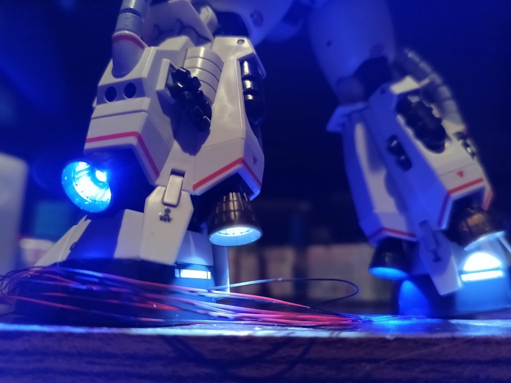 足首周り、左右はブルー、後方はホワイト☝️