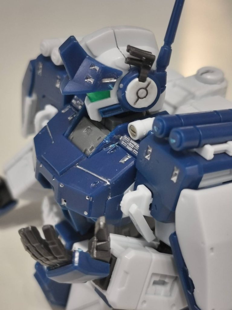 パーツの色を自分で選んで組み合わせできる自由度はありますが、プラスチックの質が均一SHOPのプラ玩具くらいライトな感じだったり、ゲートない所もゲート処理必要だったり、正規品の質の良さを改めて知る結果となりました。バイザーの長さ足りてなく耳当てとの間に隙間空いてたり、胴と腰の間が寸足らずで延長必要だったり(パテ埋めしました)やっぱり