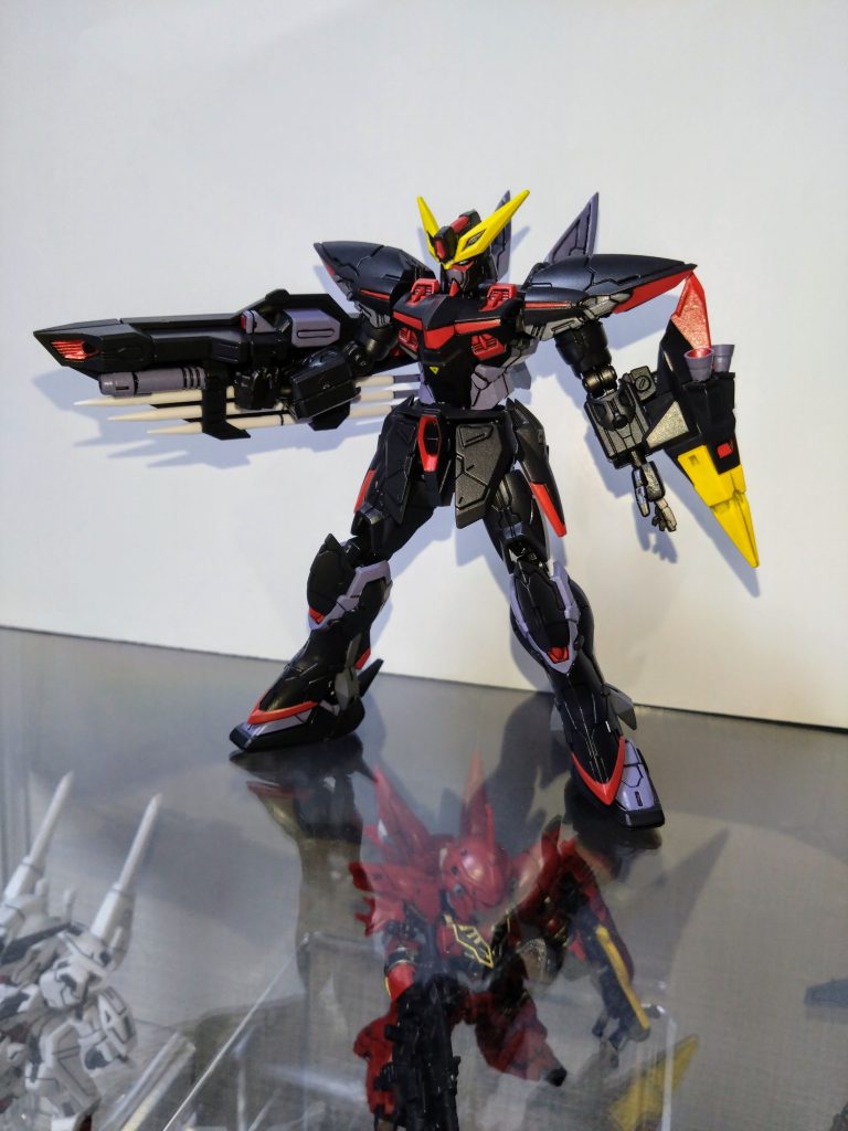 スミ入れはエナメル塗料のブラックを、攻盾システム・トリケロスにはホワイトのエナメル塗料も使いました。