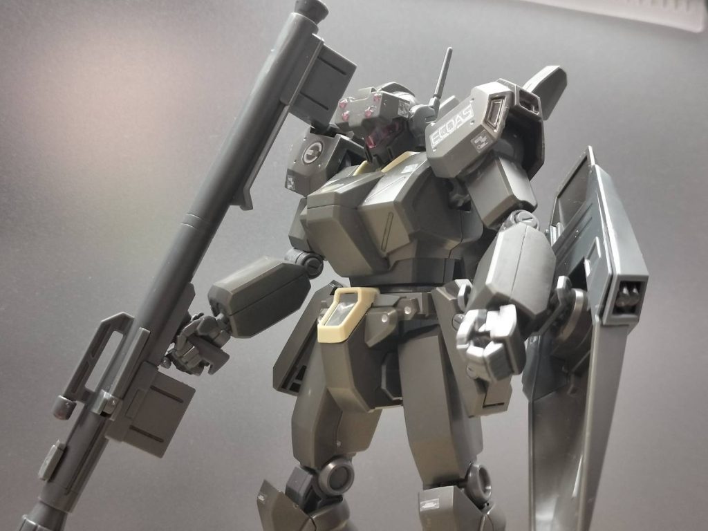 左腕の関節部のヒケ消しにガンマカ使ったら板チョコみたいにパキッと割れてしまい、ポリキャップの余剰パーツで補修しました