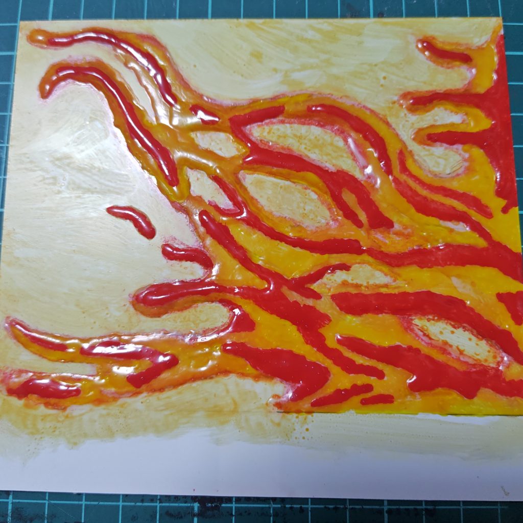 背景はレジンにて立体的な火炎を作り、黄色の部分は厚く、赤の部分は更に厚くレジンを盛りました。