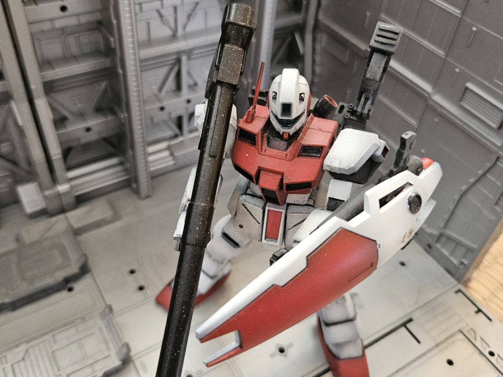 肩にスイング機構を入れたので胸でバズーカを構えたりできます肩のアンテナはMGとHGで位置が違ったのでMGの位置に変更