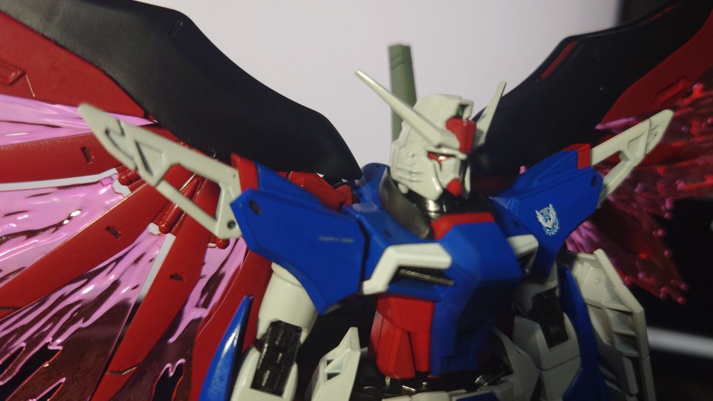 わかりにくいですがカメラアイとセンサーはクレオスのメタリックイエローグリーンを使っています。本体にデカールを張ったのは肩のコンパスのマークと型式番号のみです。あまりデカールでごちゃごちゃするのは好みじゃないので