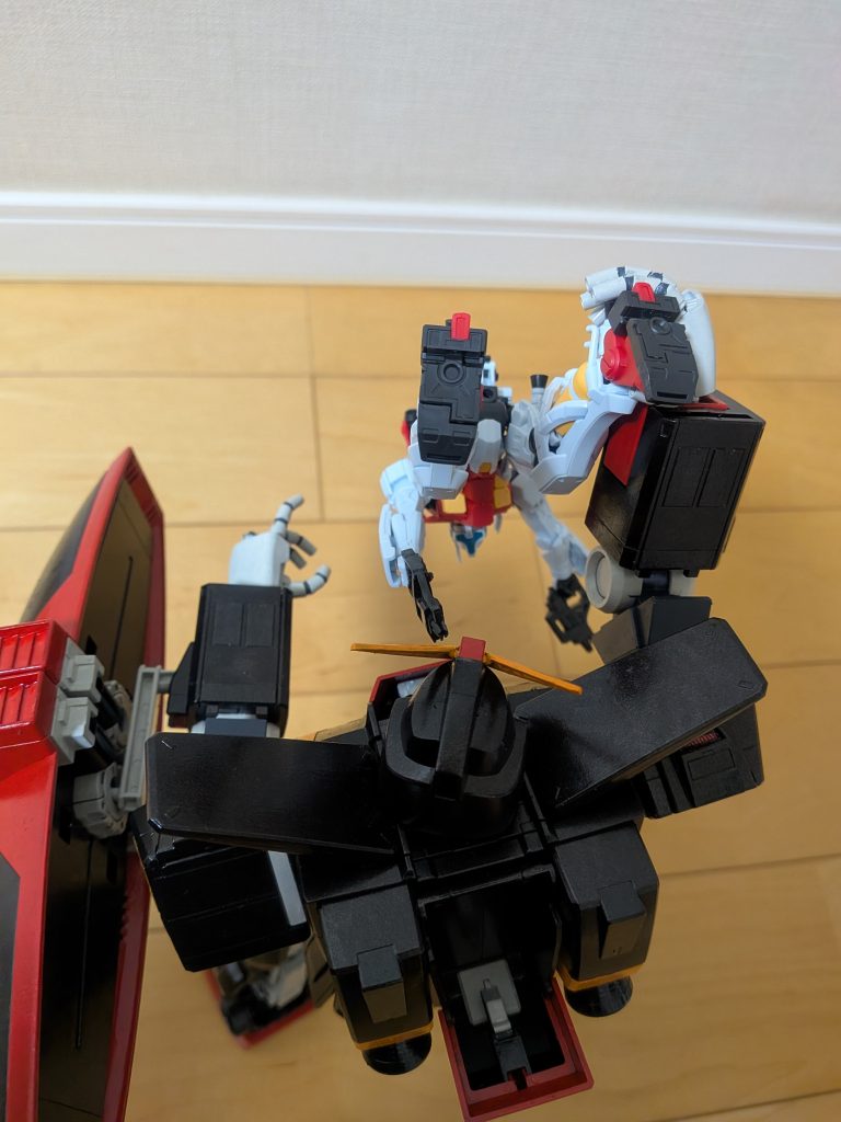 足を捕まれ宙吊りになるも必死の抵抗足を片手で掴める手のデカさ