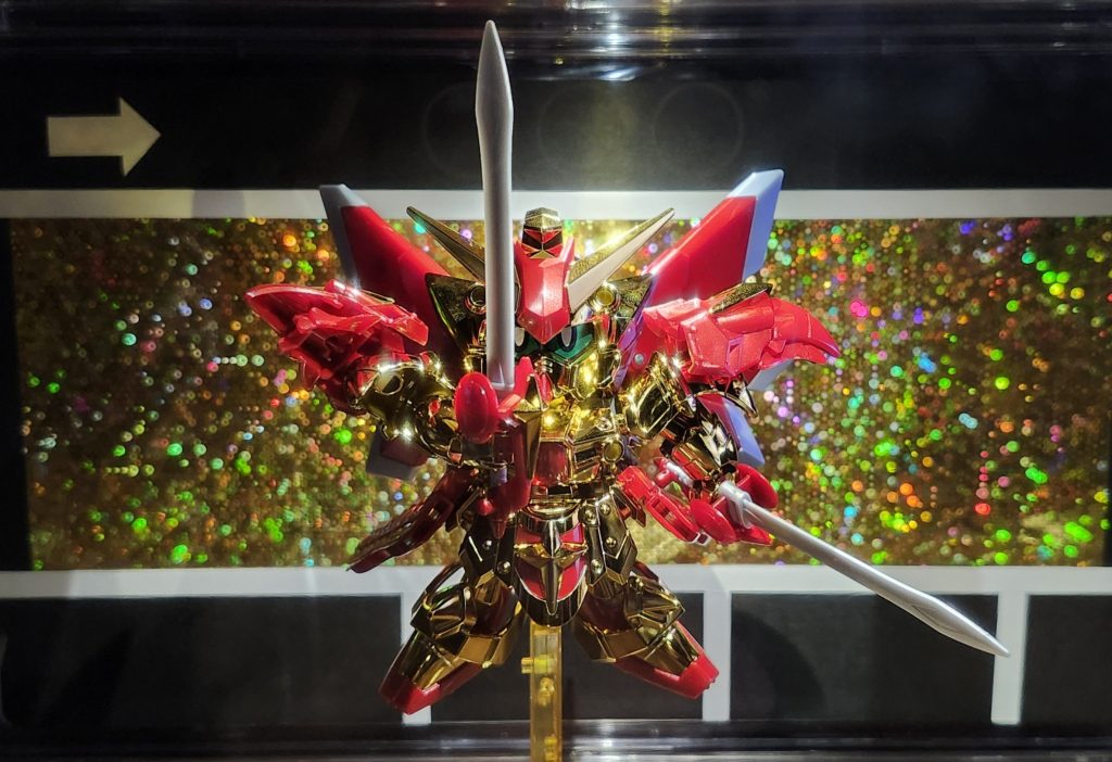 金ピカにキラキラの重ねがけです。金パーツがピカピカすぎて、指紋めっちゃ付きます。