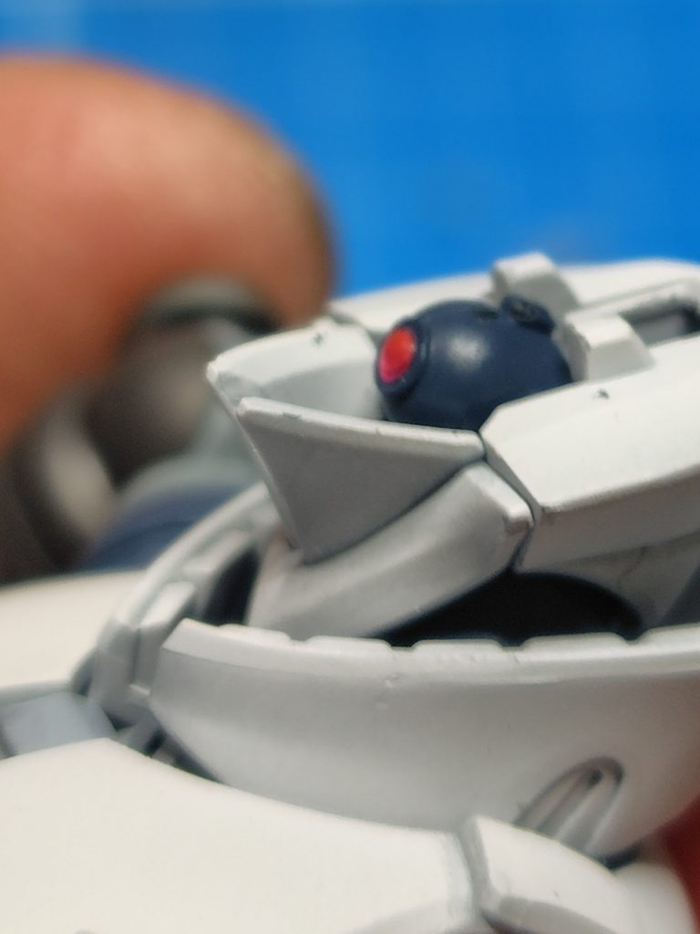 カメラアイは下地にシルバーを塗装してからUVレジンで盛って、蛍光ピンクで塗装しました。