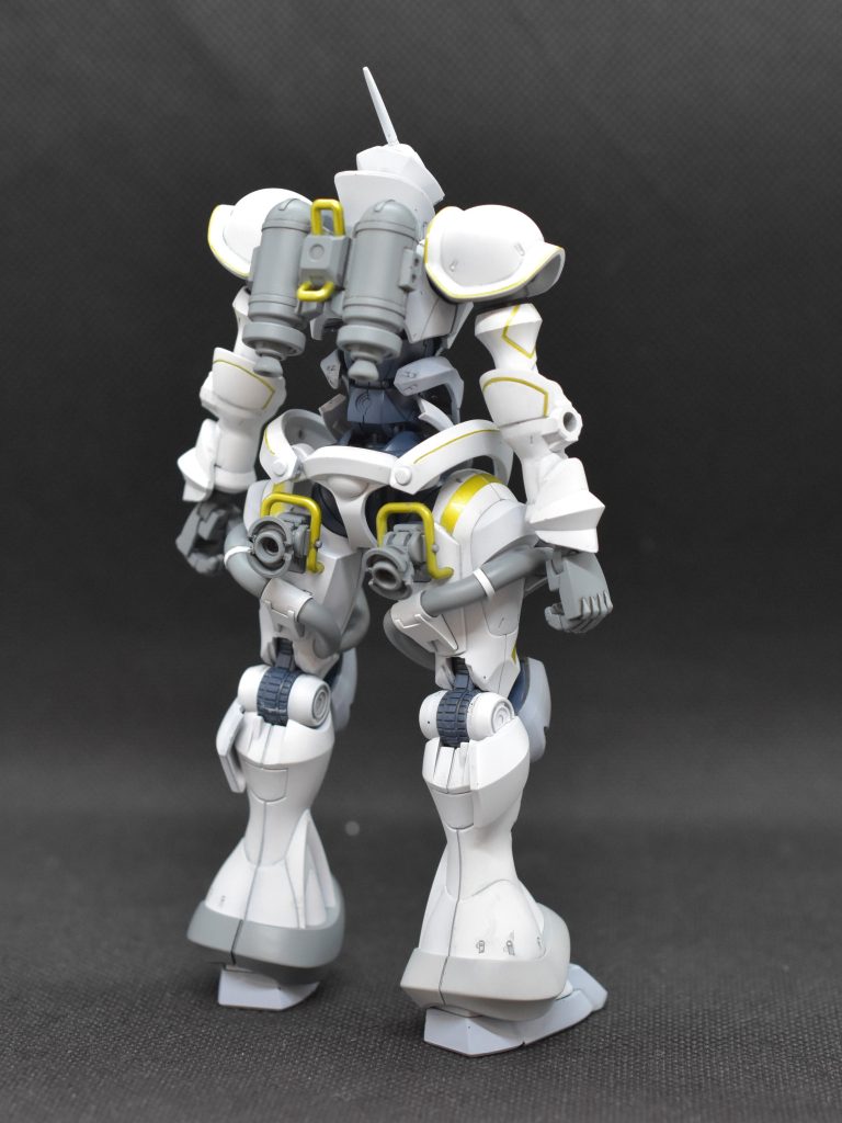 背面のゴールド部も塗り分けています。写真を撮っていて気が付きましたが、右足首のパーツをグレーで塗装するの何故か忘れて今みたいです😅