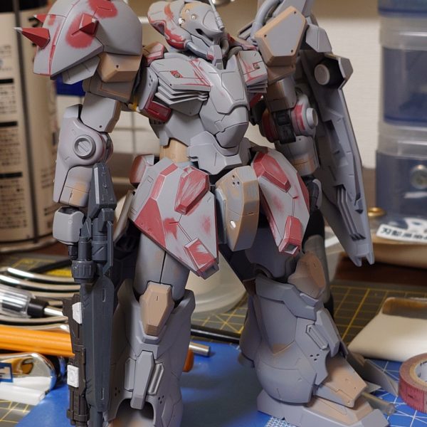 頭部バルカン追加。指揮官のようなアンテナ追加。腰と股の延長。本体と武器などのディティール追加。スカスカな部分の埋めなど。なかなか手を入れました。モノアイが動くようプラパイプにモノアイを埋めて差し込みました。この世代のMSのモールドは難しくて迷走してしまいました。&nbsp;（3枚目）