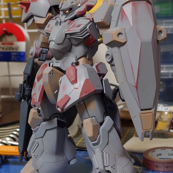 頭部バルカン追加。指揮官のようなアンテナ追加。腰と股の延長。本体と武器などのディティール追加。スカスカな部分の埋めなど。なかなか手を入れました。モノアイが動くようプラパイプにモノアイを埋めて差し込みました。この世代のMSのモールドは難しくて迷走してしまいました。&nbsp;（2枚目）