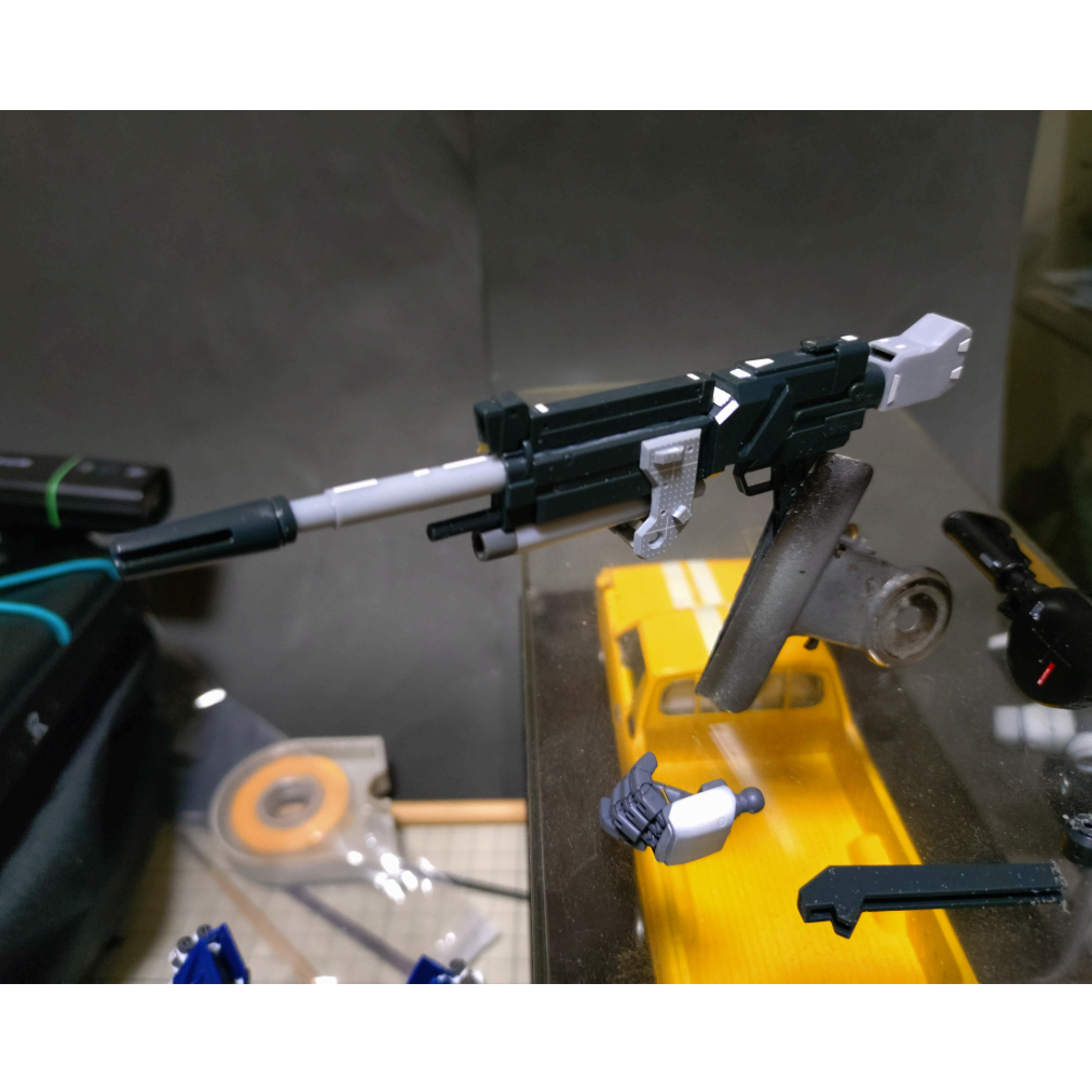 例えばこのビームライフルみたいにこんな感じにジャンクパーツとプラ板、プラパイプ、プラ板の箱組み等を合わせて行って形にして行きます。だいたいの形はアサルトライフルを参考にしてます。元々存在しない物を作るので形に正解が無く、決まった設定を忠実に再現する必要も無く好き勝手に作れるのがオリジナルの良い所だし楽な所😊このぐらいだとそこまで技術は必要無いのであり合わせのパーツで割と簡単に作れるとは思います?問題はデザインとバランスを上手く取ってカッコよく出来るか?ここが1番の重要ポイントですかね~まるでパズルの様にパーツを組み合わせて上手くカッコよい形になるように試行錯誤しながら組み立てて行きます。(カッコよいはあくまでも自分史観でございます🙇)造形がやや雑でもこの辺のバランスがバッチリ決まると見栄えが全然違って来ます。自分の知識と技術をフル回転して想像しながら組み合わせて行く作業がとても楽しい🎶