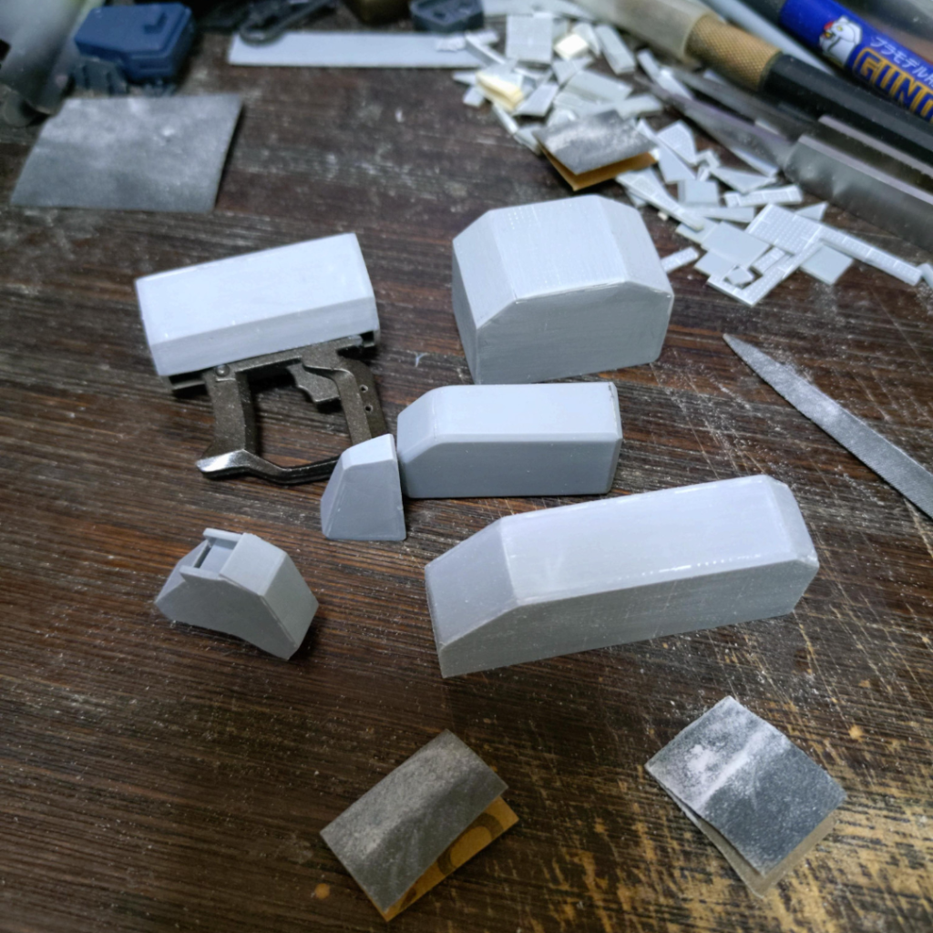 とりあえずこんな感じでいっぱい出来ました(笑)ちょっと仕上げが甘い部分もありますが、素人制作なのでこんなもんです(笑)各ブロックごとに分けて制作し、後でガッチャンコして上手くまとめようとしている所です(笑)何となく作ったパーツもあるのでとにかく合わせてみてしっくり来る形になる組み合わせを探します。この時に上手く他のパーツとバランス合わなくて結局、ボツになるパーツも多々あります(笑)