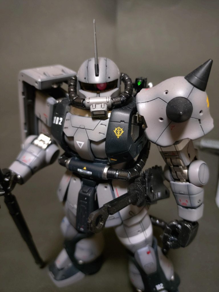 グラデーションの感じはこんな感じで控え目な感じです。色分けはまず基本色を決めて最低3色以上で色分けを心掛けてます。いつも胴体部分から考えて全体の配色のイメージをまとめてから塗装してます。このザクの場合は色味が零戦21型のイメージなのでクレオスのカウリング色、調色した明灰白色の2色がメインで動力パイプ、武装等にGXメタルブラック、関節等にスーパーチタン2で色分け。メイン色の明灰白色を多めにし、カウリング色でバランスを取る感じ。このザクの場合は両胸とふんどしをカウリング色でYの字になるように色分けしてます。こうすると明灰白色メインのカラーリングなのでカウリング色が良い差し色になって不思議と良いバランスになってる様な気がします?ここを目安に両腕、両足の配色も考えて行きます。