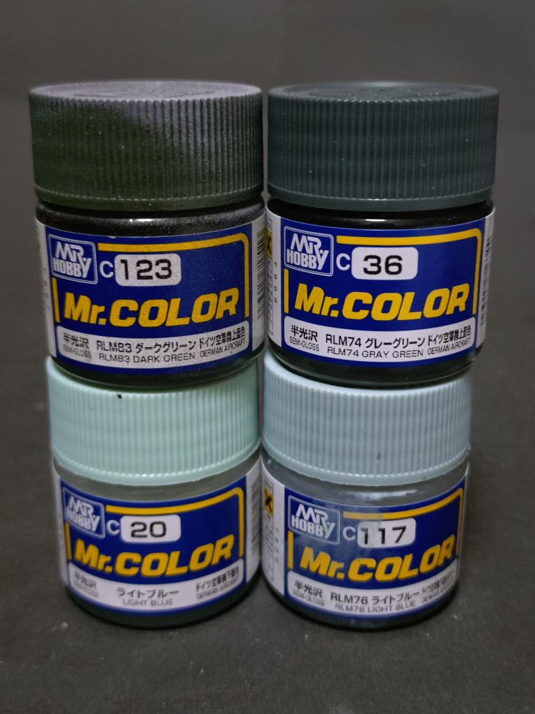 ガンプラの場合、塗装、カラーリングに関しては主に下地に黒を吹いてその上からグラデーション塗装をするオーソドックスな塗装をしております。隠蔽力のある塗料で塗る場合は影になる部分だけ(シャドー吹き)の場合もありますが。スケールモデルの戦車や戦闘機だと退色表現や使い込まれ下地がチラ見してる感じを出したかったりするので下地も何色も使ったり、迷彩パターンをフリーハンドだったり、冬季迷彩の落ち掛けのかすれたパターンだったりといろんな方法を使い分けますが、ガンプラの場合はウェザリング等はやらない派なので、極力綺麗な感じで微かに影が残る程度のグラデーションを掛けてシンプルな塗装を心掛けてます。そして良く使うのがクレオスのドイツ軍機体色等です。いつもMSは第二次大戦中の戦闘機をモチーフにあのパイロットがMSに乗ったらきっとこんな感じ?ってイメージで制作する事が多いので調色等もあまりせず使ってます。MSV世代なのでどうしてもこんな感じのカラーを使いたがるおっさんです(笑)