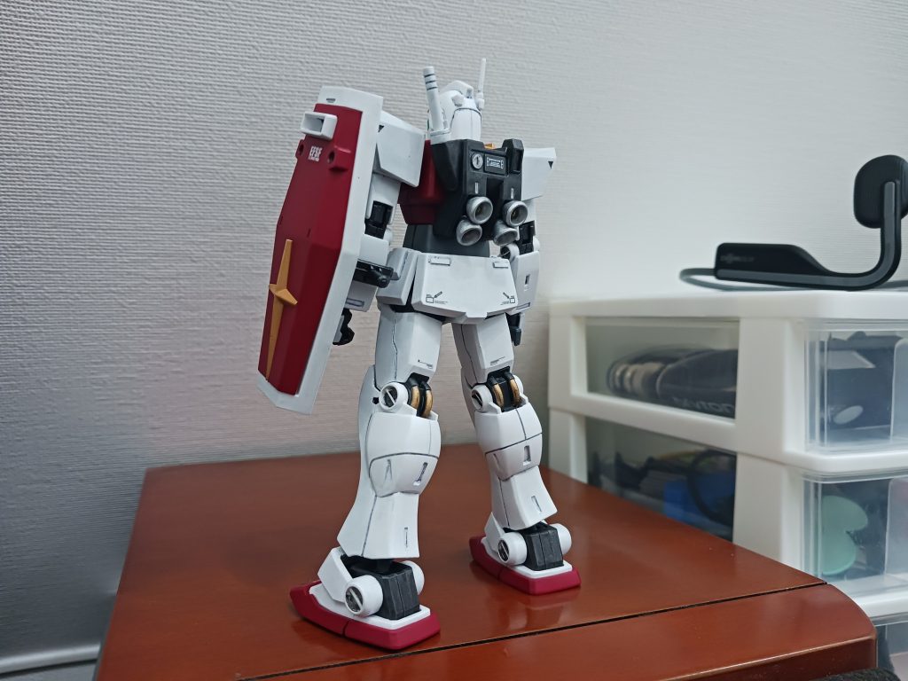 キットはジムⅢ金型がベースらしく、脛から下が長が目に感じました。脛を弄ってみと太股のバランスが悪くなり、それではと太股を弄ると胴体のバランスが悪くなりました。思いつき改修は宜しくないです。😖