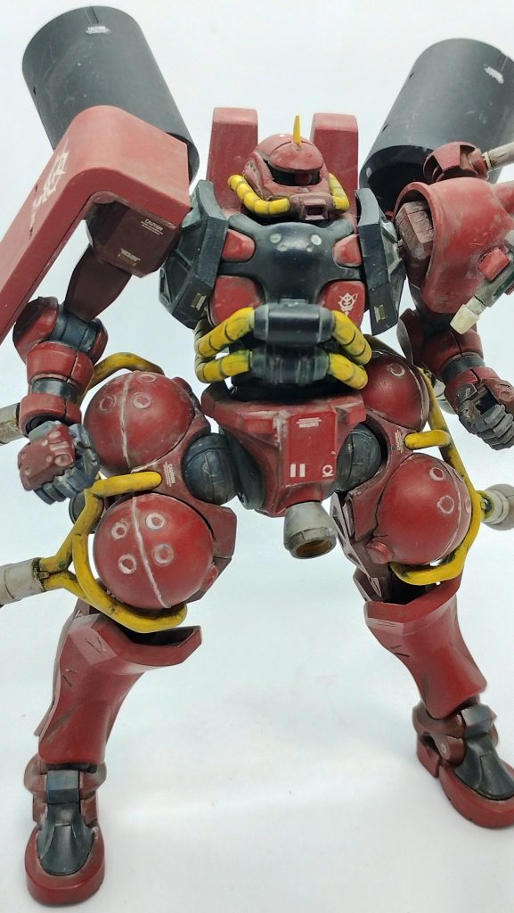 基本は軍警ザクそのまま、脚部のフレームにバーニアを増設しました。両肩のアーマー、スパイクはリバイブザクのものを使いました。マッシブなアーマーのおかげでマッシブな印象にしたつもりです。左肩、前面にはシュツルムファウスト、後面には試作型ビームサーベルを備えてます。ザクの出力でビームサーベルなんか使えないかもですが、そこはプロペラントタンクのおかげでなんとかなってる設定で!