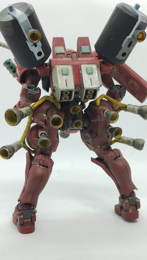 バックショット。HGハイザックのバックパックを移植してバーニアつきプロペラントタンクを2個つけ、さらにバーニア追加!お尻のバーニアと、前面腰のバーニアも大型化して、「ジョニー・ライデンのザク」に説得力を持たせられたんじゃないかなと思ってます。