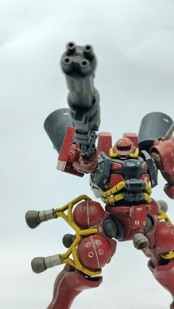 主兵装の大型マシンキャノン。高速移動中に弾をバラまいても効果的にダメージが与えられるよう、発射間隔が短い…という設定。