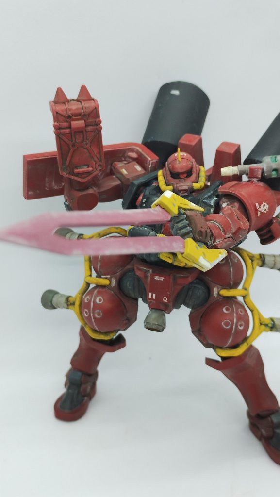 スパイクシールドと大型ヒートソード。軍警ザクにもともとついてたザクシールドに、スパイクつけた殴打兵装に。急加速してぶん殴るタイプのMS大好き!意味あるのかとか考えてはいけない!ヒートソードは、ヒートアックスよりも長いリーチ&広い攻撃面、突き攻撃にも対応。GQuuuuuuX世界のザクからの発展型、グフ〜ゲルググあたりに至るまでの試験機のイメージ…なのが武装からイメージできたらいいなと思います。