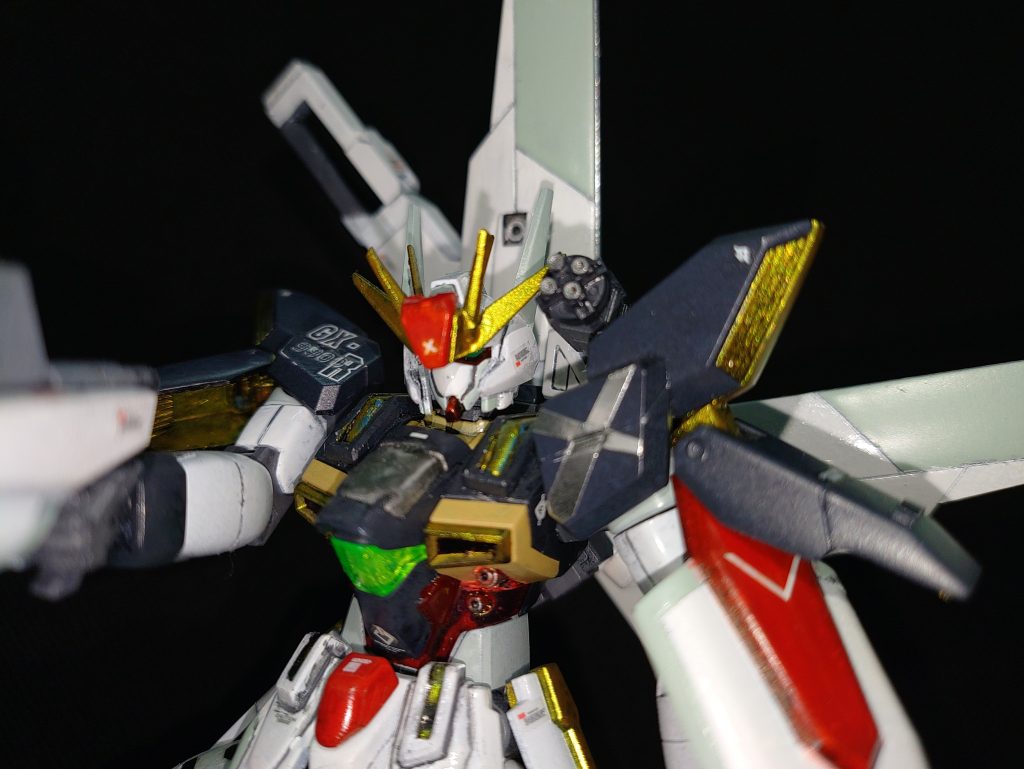 肩部マシンキャノン、シールドバスターライフルは従来通り。頭部アンテナは増設されセンサーを大幅に強化している。