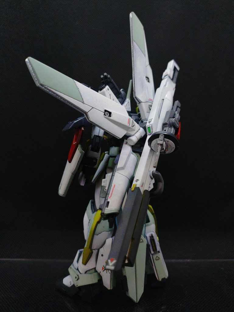 サテライトキャノンにはエネルギー収束バレル、ディスクレドームが増設。リフレクターフィンとは切り離され取り回しを向上。脚部に放熱器兼スラスターを増設。