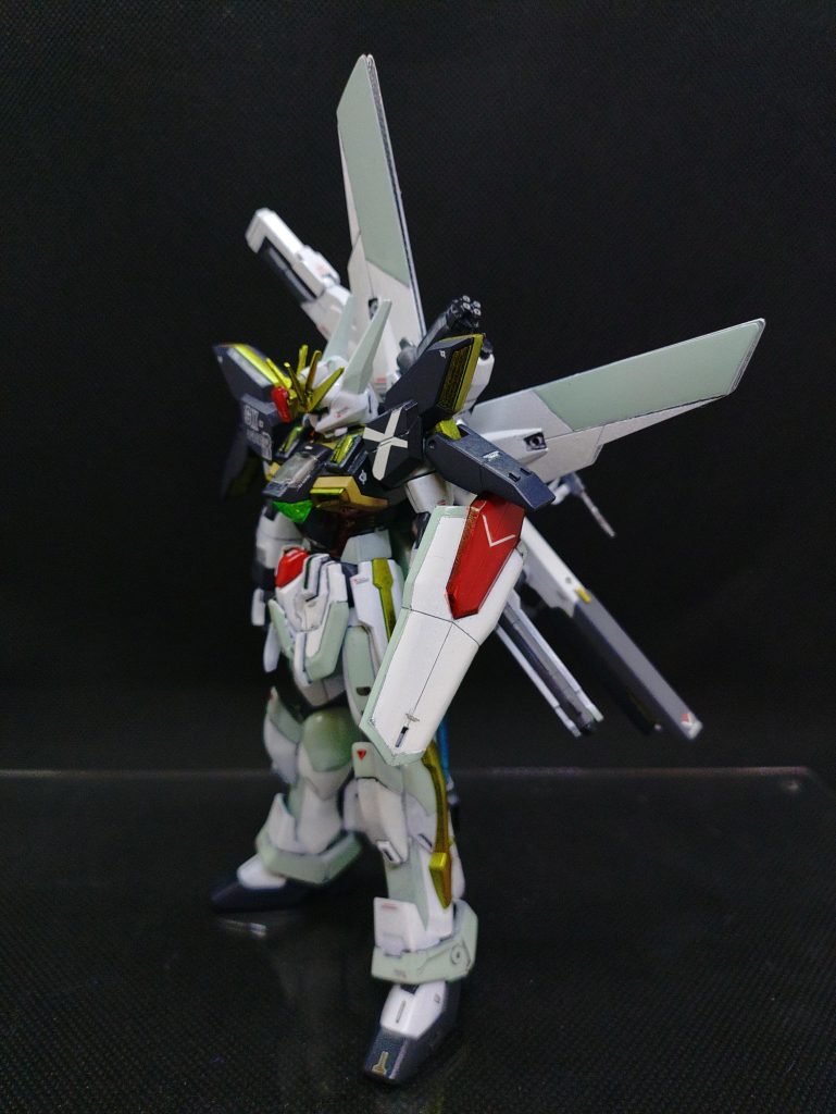 シールドバスターライフルの予備パーツを用いたシールド。盾を構えつつ射撃が可能に。