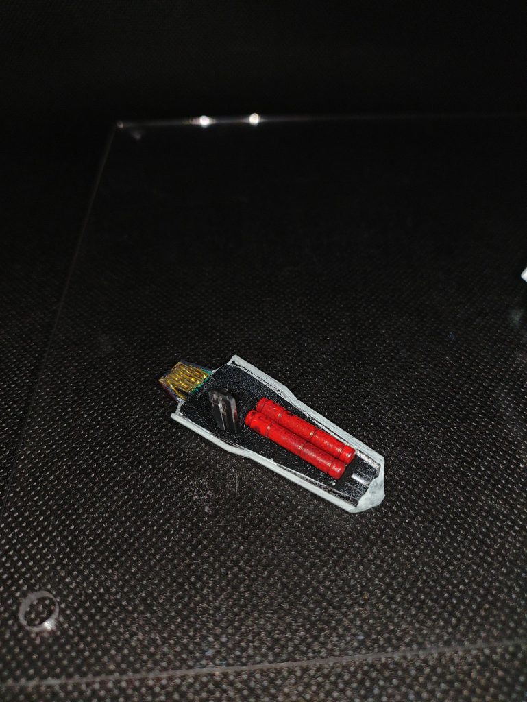 シールドはネオジム磁石で腕に取付。シールド裏にはルブリスソルのビームサーベルをνガンよろしくグレネード見立てに。