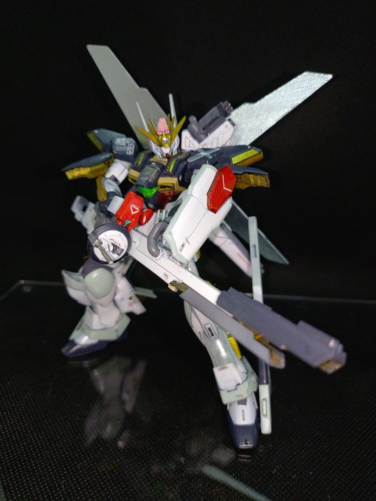 額のセンサーを展開し狙撃用スコープを露出。収束用バレルをスライドしてサテライトキャノン長射程狙撃形態に。効果範囲を限定する事により貫通力及び射程を極悪に強化！