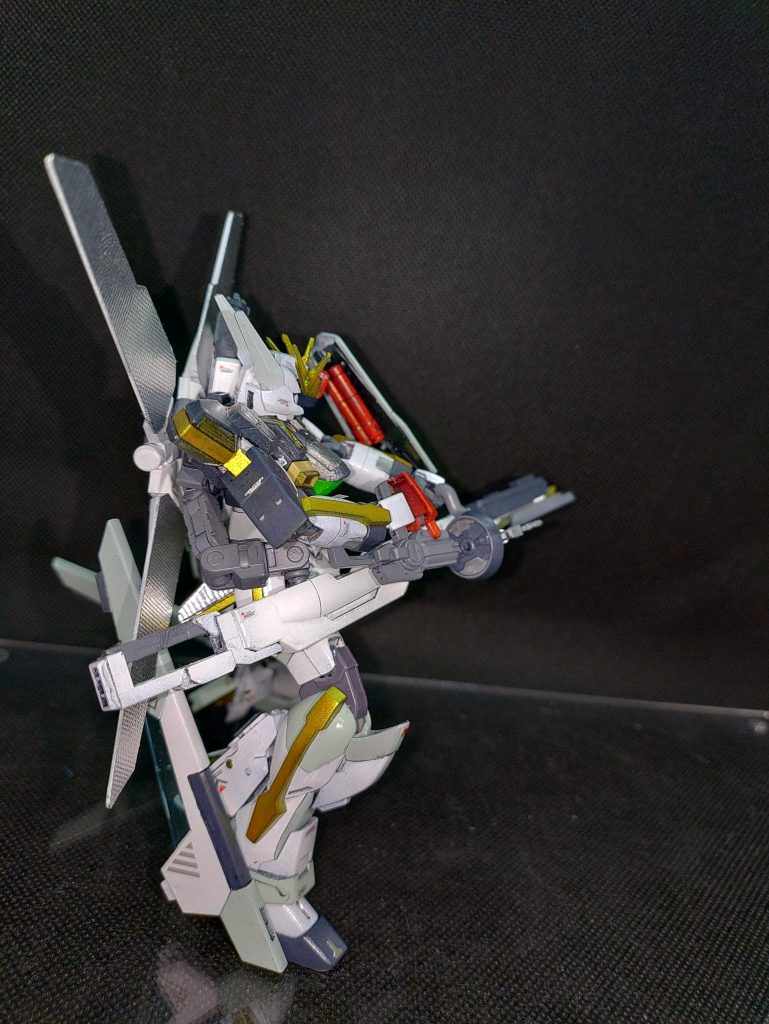 シールドライフルビットの懸架位置を足部に移動して発射時の姿勢制御を行う。因みに懸架位置移動はプログラム制御の為ティファが同乗していなくても可能。