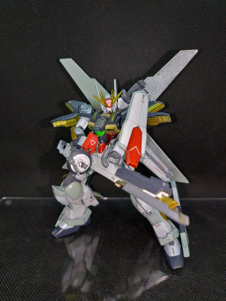 サテライトキャノン発射形態。高出力化に伴い肩掛け撃ちだと反動で仰け反る為、腰溜めで構える方式に変更。コロニーを一撃で消滅させる威力を更に強化とか頭沸いてるよキッド君(酷)