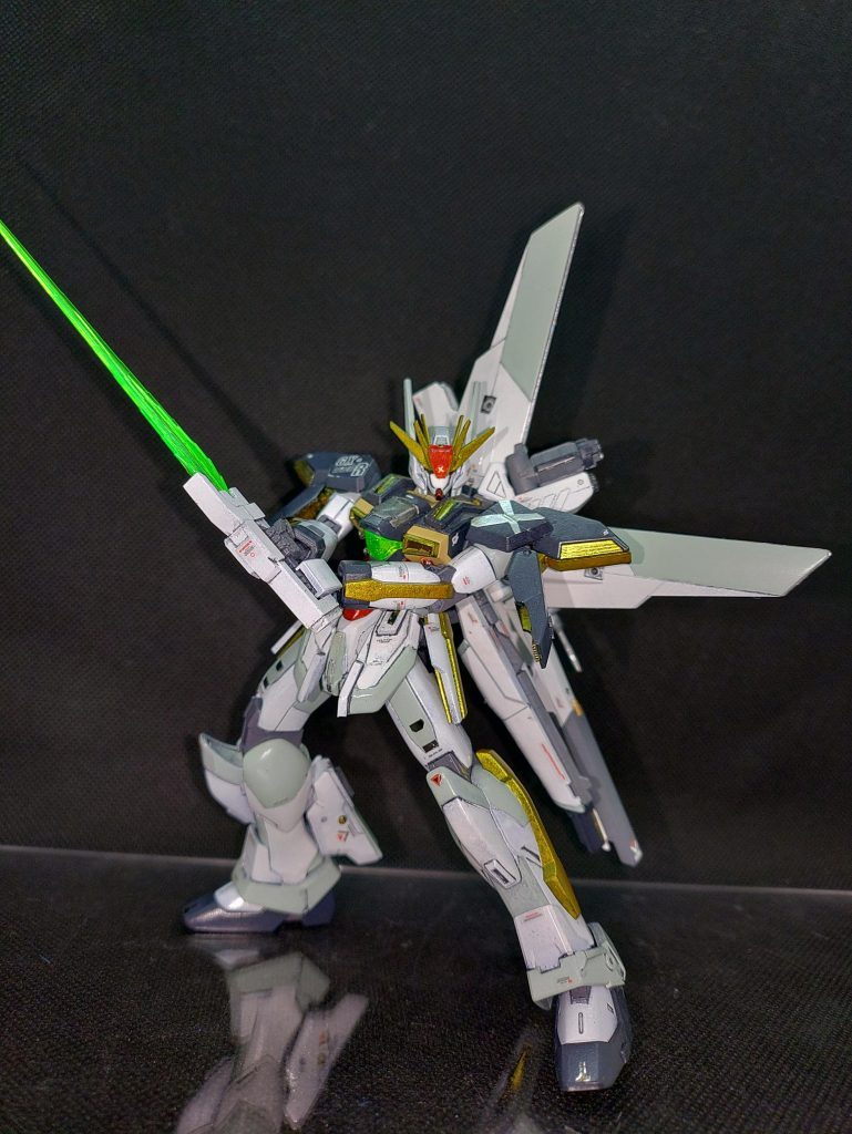 大型ビームソード。受電量増加に伴う高出力化により両手持ちができるように柄を延長。