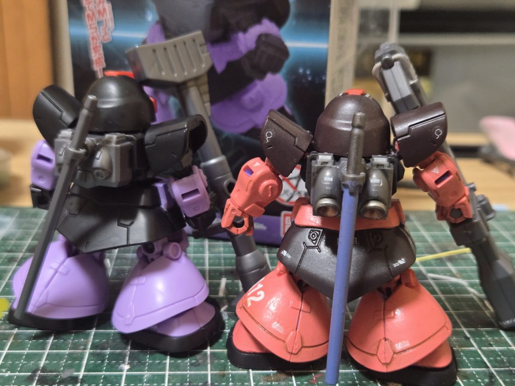 スカートの紫部も未塗装💦スカート、バックパック、足の裏がリックドム用で別になってます