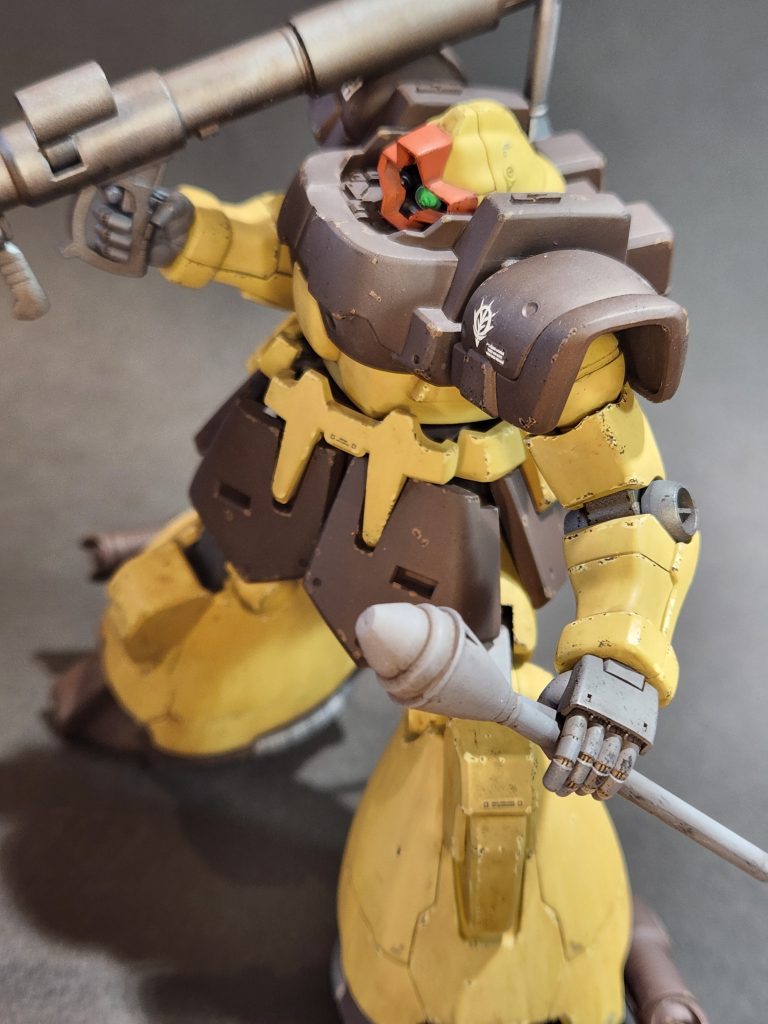 股関節接続部分を切り飛ばして、３ミリプラ棒で作りなおして、太ももが７ミリくらい外へ移動するように加工しました。これでハの字立ち範囲が広がりました。頭部はモノアイ部分くり貫きと、モノアイ可動にし、頭部埋め込みはやり過ぎない様に少しだけ下げました。首取り付け位置を5ミリだけ後ろへずらしました。