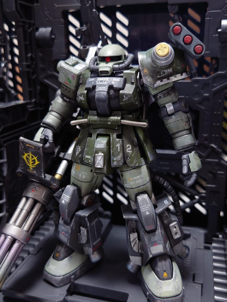 ガトリング運用の支障になるとされた肩部シールドは撤廃され、重量バランスをとるために左肩部の重量が増加している。