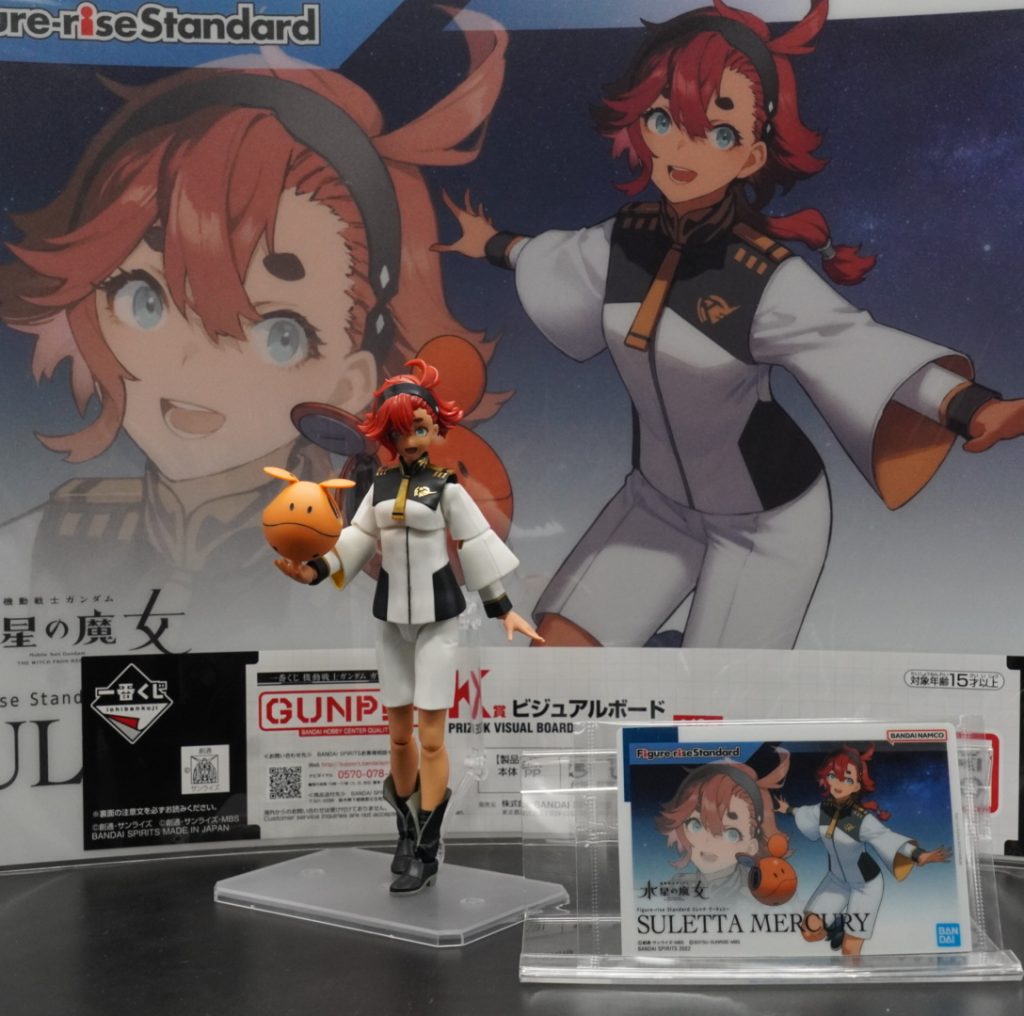 ガンプラ一番くじのビジュアルボード。パッケージアートコレクションのカード。一緒に撮りました。