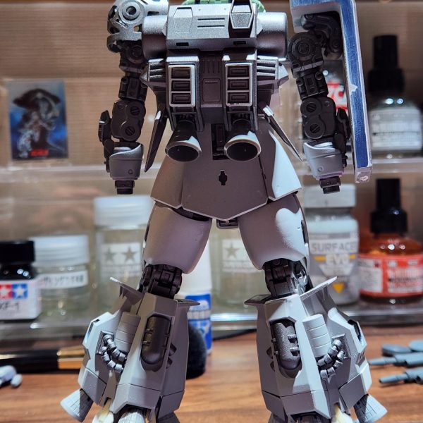 平行して色々と制作しています。その時その時に楽しいと思う機体を触って、毎日楽しんでいます。06Rって後ろ姿が本当に格好良いので大好きです。（2枚目）