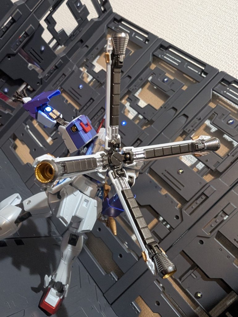 Ｉフィールド展開　背面腕部Ｉフィールドジェネレーター部も発光するように塗り分けています。以上クロスボーンガンダムX3でした。お目汚し失礼しました。