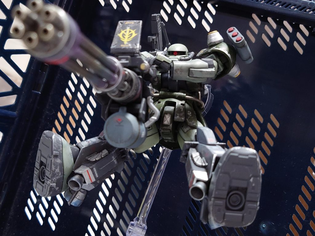 ジャイアントガトリングチタン合金カーバイト弾を連射する仕様のガトリング。高い制圧力を誇るが重量の影響で著しく機動力が低下する。そのため本機体では高機動型の推力で解決する対策が取られた。