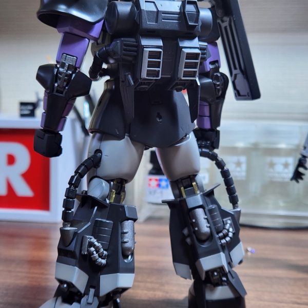 黒い三連星カラーに塗りました。黒と白ではなく、グレーを組み合わせて塗装しました。４色使いましたが違いが微妙で、じっと見ないとわからないです。もう少し変化つけても良かったかも知れないです。（2枚目）