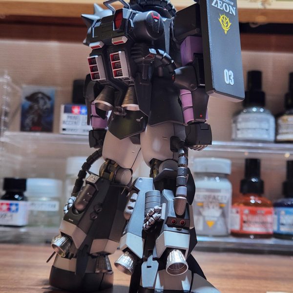 色んなイラストを見て、自分の中間地点かと思う程度にデカール貼りました。貼りすぎない様に我慢しながらでした。まだバーニアは下地だけで、どう塗るか考えながら仕事して来ます（2枚目）