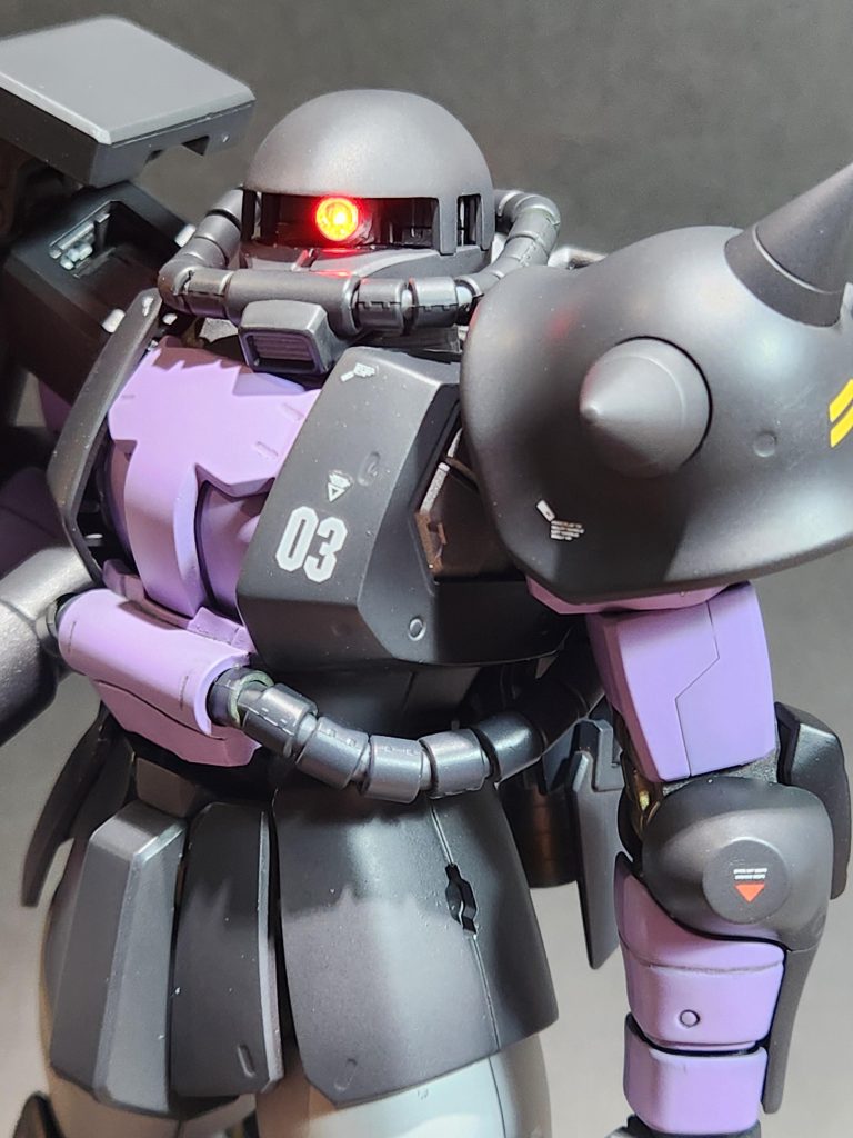 今回はモノアイのLEDを仕込み、点灯発光出来るようにしました。