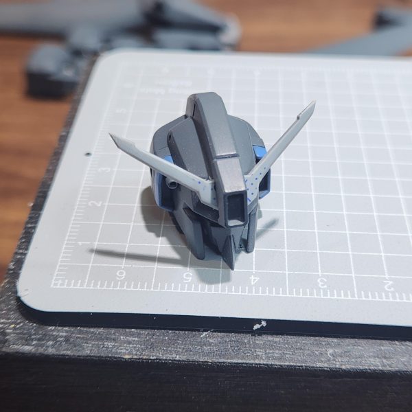 高機動型ザクを塗装している待ち時間の間に、パチ組みしていたゼータプラスC1を触っていました。アンテナの材質が柔らかいので、やはり塗装が剥がれてしまいました。１ミリ厚プラ板で新たに作りなおしました。ザクが完成してから、こちらも結構進みました。ハイライト入れる時間のタイミング待ちです。（2枚目）