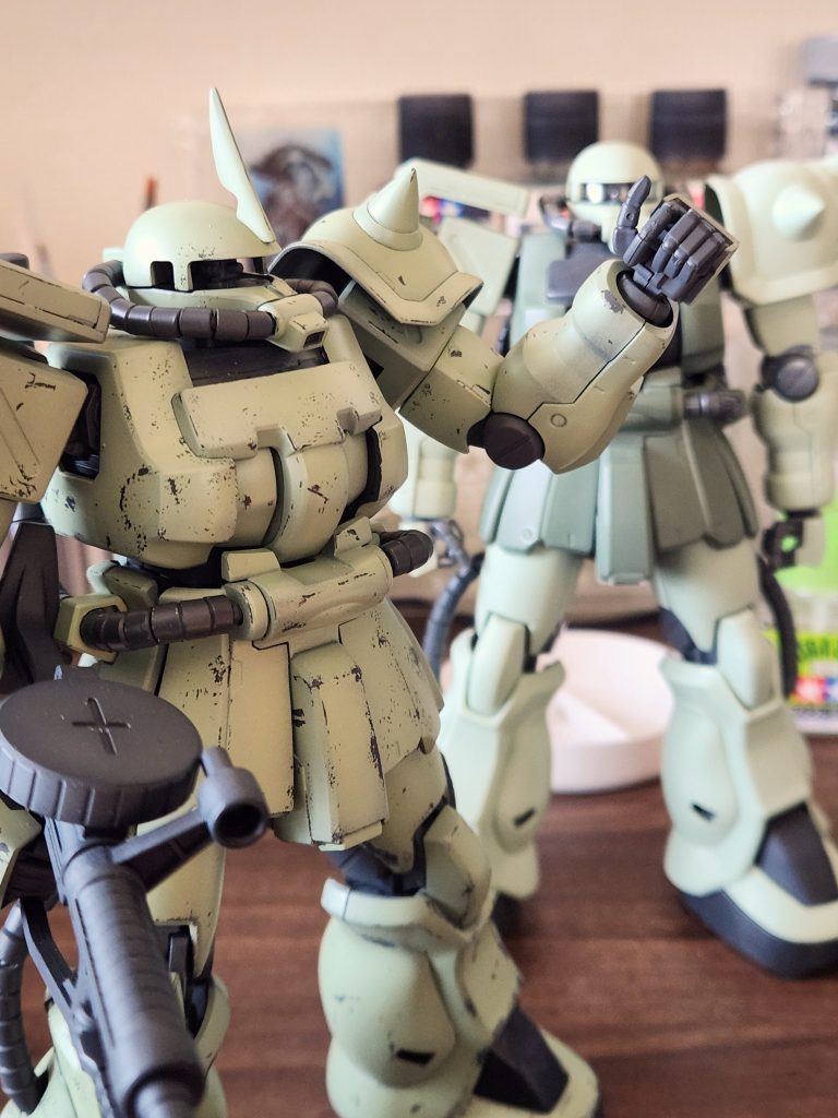 作品名：ビッター少将に部下を一機つけようと<p>ビッター少将のF2が乾燥したので、半光沢クリアを塗装しました。更に部下のザクをと、基本工作を済ませてサフ待ちです。欲を言えばあともう一機と思っていますが、時間かかりそうです</p>
