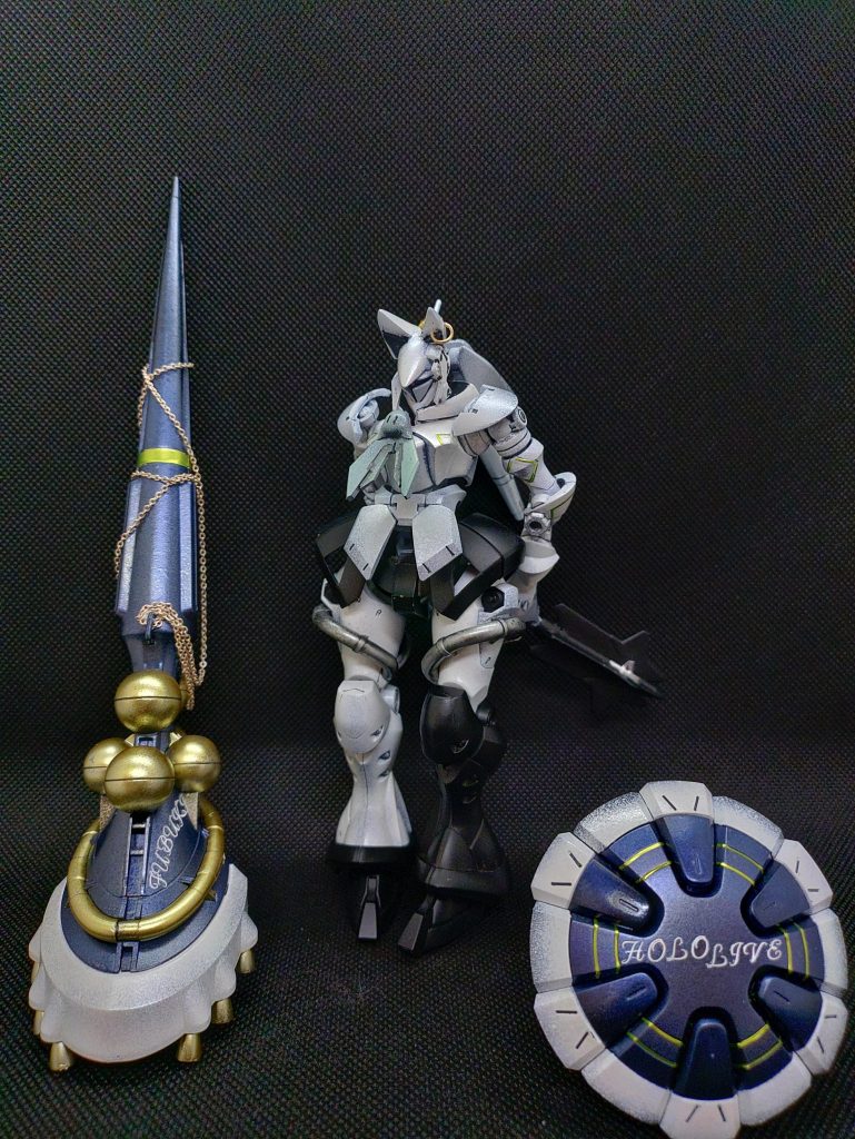 両腰のビーム·サーベルはオミットされハクジやギャン·シールドには装飾を施された豪華式典仕様。と、見せかけて後頭部ヘアー先端にはビームガン。尻尾はAMBACによる姿勢制御効果どころか敵を粉砕できるメイス。装飾されても機能はそのままなハクジ&ギャン·シールド。普通に戦闘可能だったりする。