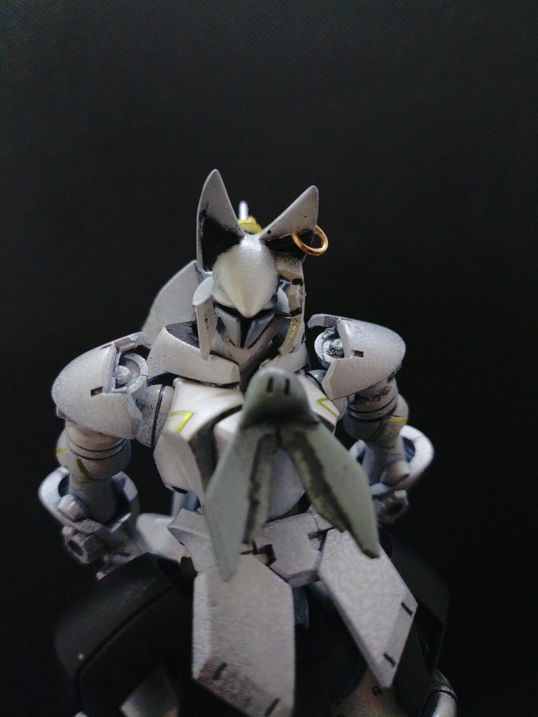 特徴的な忘れられがちな耳ピアスもSeriaの丸カンで再現。ヘアスタイルの編み込みをイメージしてジャンクパーツを盛り付けてます。