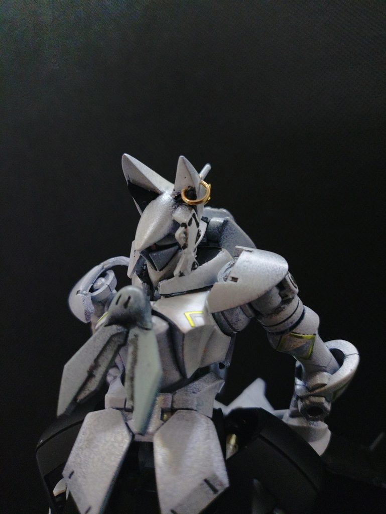 胸のリボンや狐耳はジャンクパーツ&パテで製作。