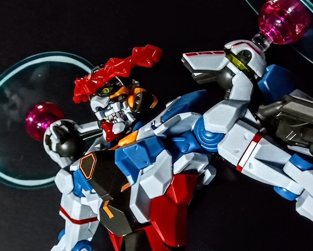 作品名：<p>HGジークアクス(エンディミオン・ユニット覚醒時)組み終わりました。 頭部・肩、足の一部が新規造形になっており、特に顔はアンテナ以外完全新規となっています。このおかげで最終話での、エンディミオンユニットが覚醒した時の状態 [&hellip;]</p>
